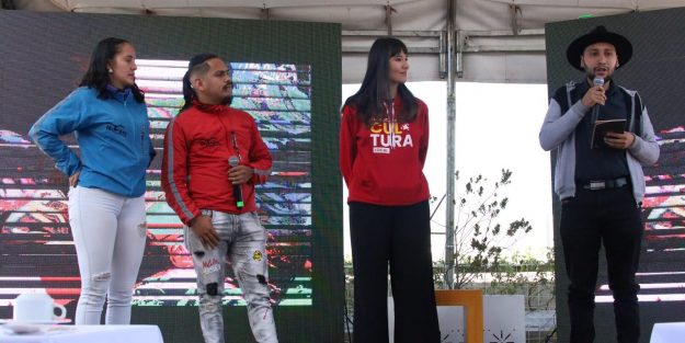 foto evento funcionarios foto en tarima de funcionarios públicos