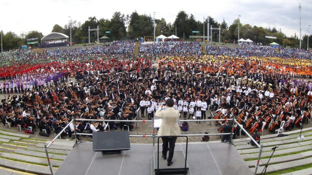 Concierto al aire libre con masiva asistencia