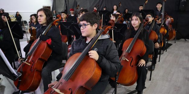 foto de niños interpretando instrumentos