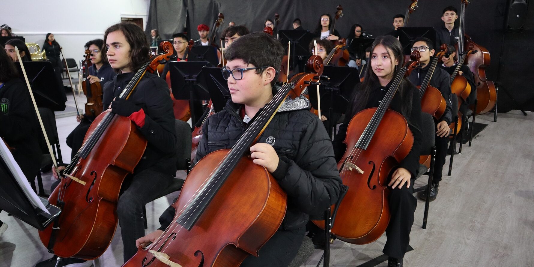 foto de niños interpretando instrumentos
