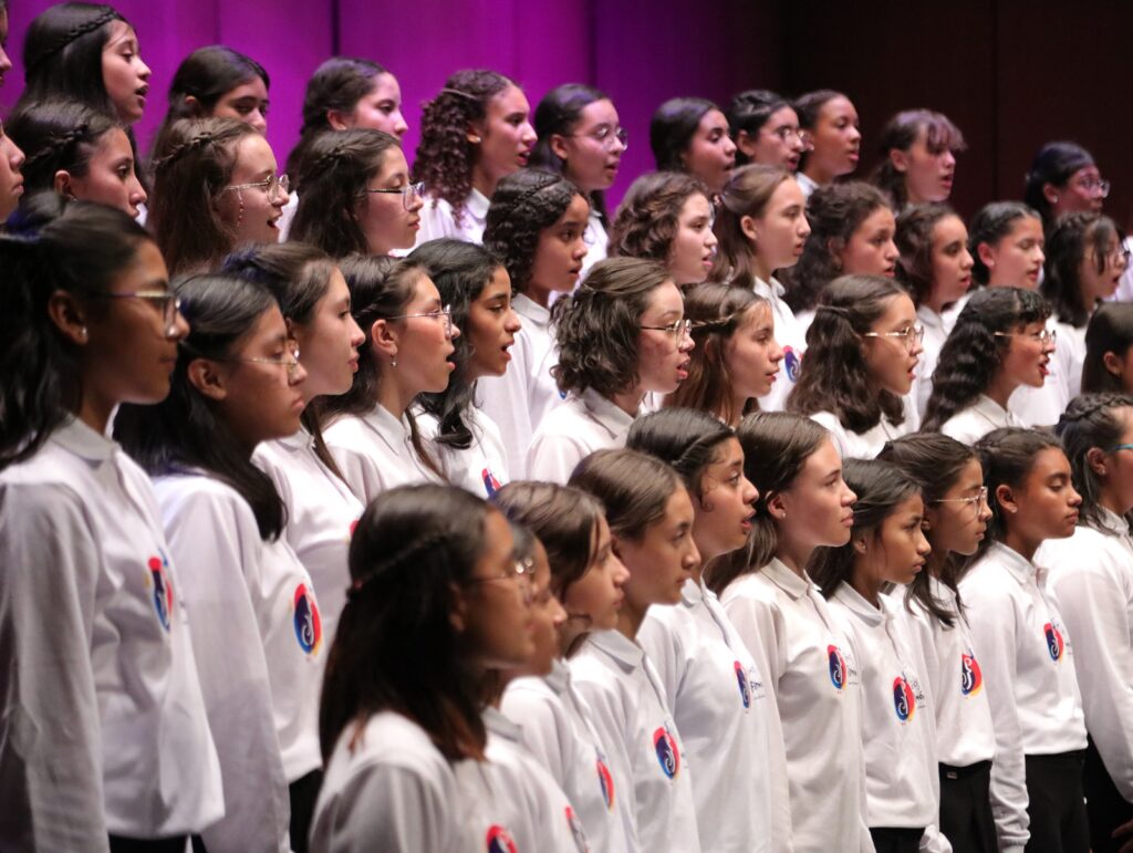 muestra artística con 500 niños y niñas de su Programa de Formación